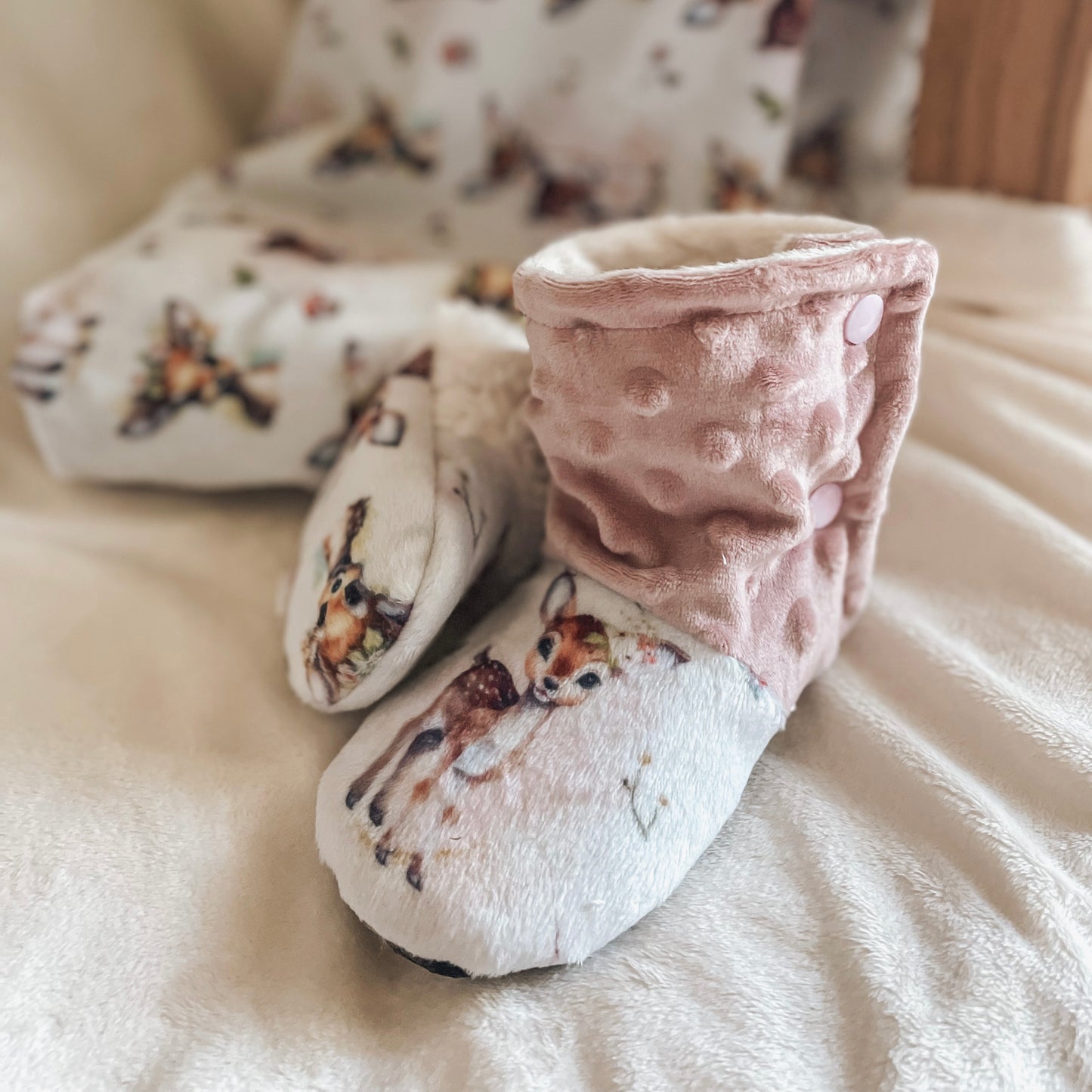 Soft and warm slippers "Dear love/rosewater dot" On command