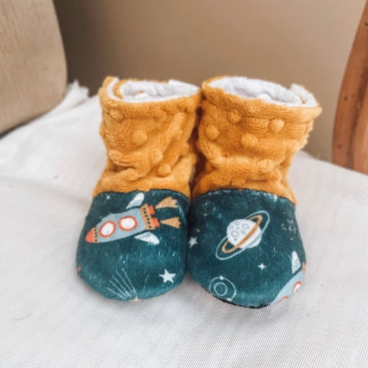 6-12M-Soft and warm slippers "To the moon/gold dot"