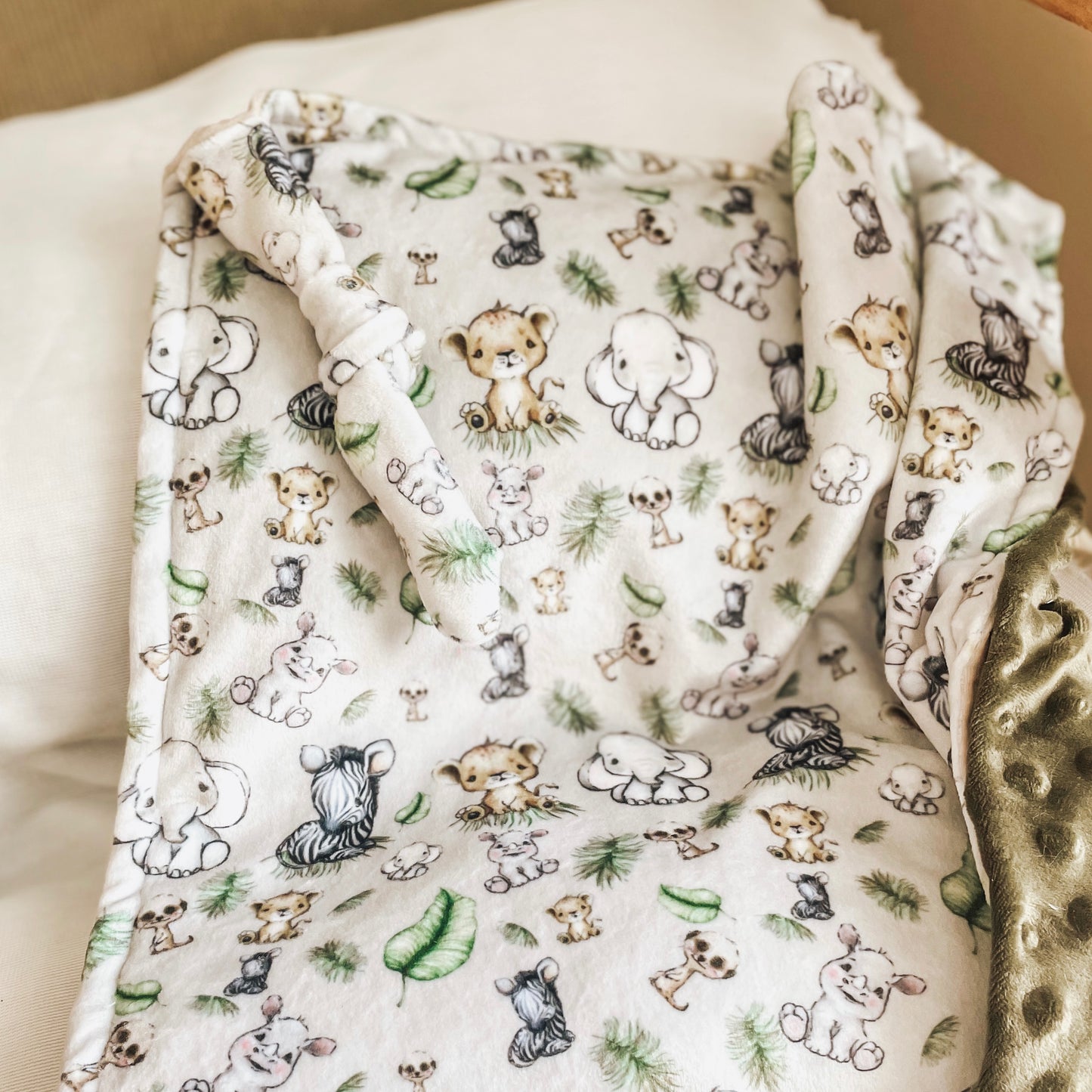 Mini cuddle blanket "Safari babies/minky dot hunter